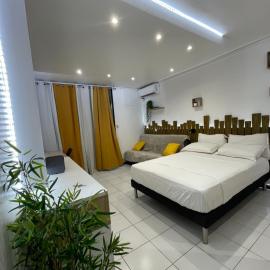 Studio spacieux en bord de mer Bas du Fort Gosier, hotel i Le Gosier