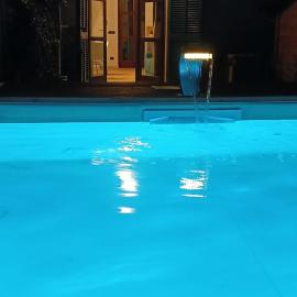 Casa Safranum con mini piscina privata e giardino vista Langhe, hotel din Monforte dʼAlba