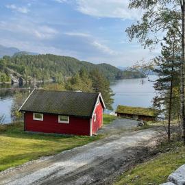 Hytte ved sjøen med båtutleige, hotel v destinácii Kvalsvik