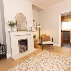 Idyllic 1 Bed Apt in Beautiful Village of Chester, hotel in Hough Green