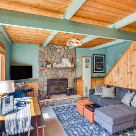 1 Mi to Snow Summit: Big Bear Lake Cabin! – hotel w mieście Big Bear Lake
