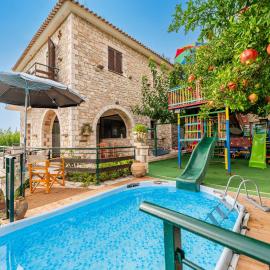 Mountain Oasis - Pool & Playground near Neda Falls，Kalítsaina的飯店