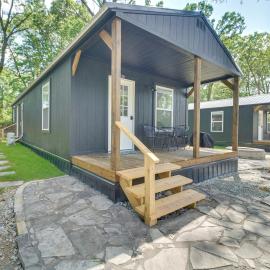 Walk to Lake: Cozy Grove Cabin w/ Fire Pit, hotel din Grove