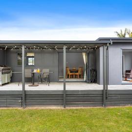 Holidays on Hampton - House plus sleep-out, hotel in Whangamata
