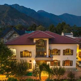 Wooden Arches by StayVista - 4BHK Villa with Jacuzzi & Bathtub, hotel di Srinagar