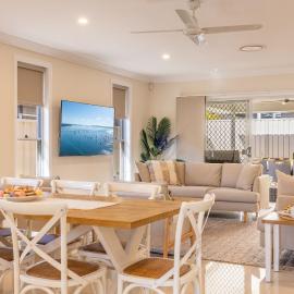 Shelly's Bay Escape, 27c Dowling St - stylish with ducted air con and Wi-Fi, hotel in Nelson Bay