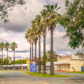 Pioneer Tourist Park, hotel in Deniliquin