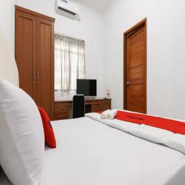 RedDoorz near Trans Studio Mall Cibubur, viešbutis mieste Depokas
