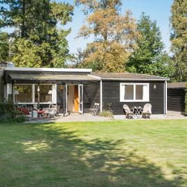 2 Bedroom Lovely Home In Dronningmølle, готель у місті Dronningmølle