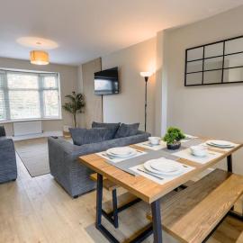 'Station House' Cosy Renovated Family-Friendly Home in Runcorn, Cheshire - Train Station Liverpool Chester Links, Brindley Theatre, khách sạn ở Runcorn