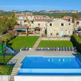 Villa Denis Village in Central Istria for 28 people pet friendly complex of 4 stone houses, hotel u gradu Buzet