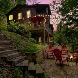 Amazing Creek View Cabin w/ Hot Tub, Firepit & Pool Table, hotel u gradu Elidžej
