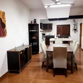 Casa con garaje sobre avenida