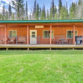 Wraparound Deck & Grill: Deadwood Cabin