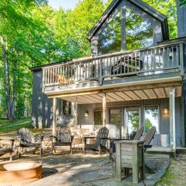 Nestled in the Woods, Walk to Town Suttons Bay, hotel a Suttons Bay