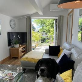 Self contained 2 person dog friendly apartment Free parking, hotel in Louth