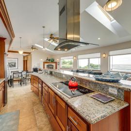 Crescent City Getaway w/ Panoramic Ocean Views!, hotel a Crescent City