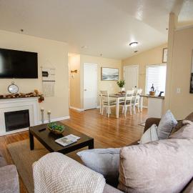 Cozy Condo 4 Miles to Park Entrance with BBQ and Steps to Dining, hotel Three Riversben
