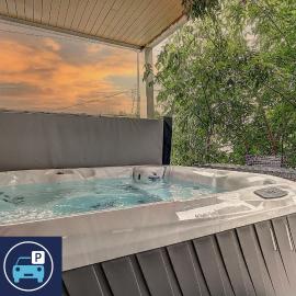 Antique CAT - 2 King Bed & Hot Tub - Free Parking