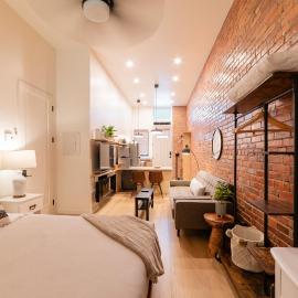 Stylish downtown apartment in Grand Forks, BC, Hotel in Grand Forks