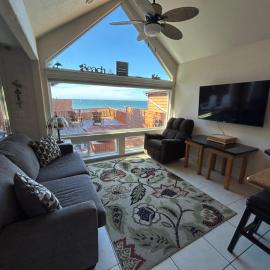 Ocean Front Cabin 17 with Remarkable Views, hotel in Smith River
