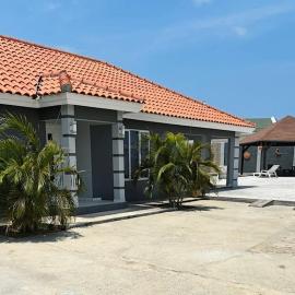 House with pool in Santa Cruz, hotel in Santa Cruz