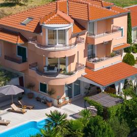 Villa ANITA with private pool, gym, 6 bedrooms, sea view, viešbutis mieste Kučine