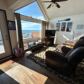Ocean Front Cabin 14 w Jacuzzi & Gorgeous Views, hotel a Smith River