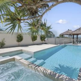 Sapphire Sands - Luxe, Absolute Beachfront, Pool, Spa, Sauna, хотел в Сапфайър Бийч