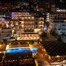 Grand Hotel Saranda، فندق في سارنده