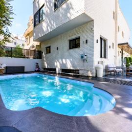 Rokah Luxury Villa at Ramat HaHayal, hotel u Tel Avivu