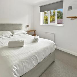 Amaya Three - Newly Renovated - Sleeps 6 - Grantham - Garden & Driveway - Free Gym Access, hotel in Grantham