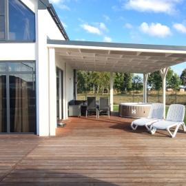 Ferienhaus Laura 70qm bis 5 Gäste mit Fass-Sauna, Whirlpool April bis Oktober, 75qm Terrasse und eingezäunten Garten Haustiere willkommen, hotel a Sierosław