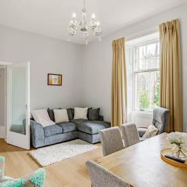 Spacious City Apt - Dunfermline, hotel in Fife