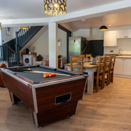 Cotswolds-Stroud-Large 5 Bedroom Home-Pool Table-Sleeps 10-Work or Leisure, hotel in Stroud