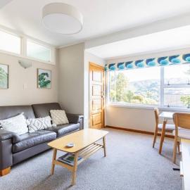 Sunny 1 bedroom flat with parking: Kelburn şehrinde bir otel