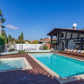 La maison du Bonheur Arés 30 personnes avec piscines chauffées, hotel in Arès