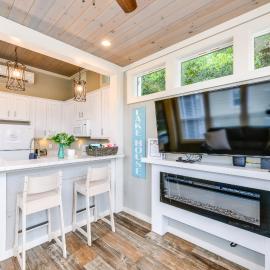 Lake Norman Getaway w/ Pool Access + Kayaking!, hotel sa Terrell