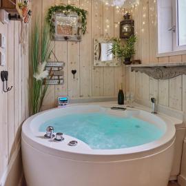 Appart Aix sauna jacuzzi balneo spa privatifs hyper centre historique cour intérieur