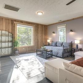 Downtown Condo ~ 23 Mi to Hocking Hills State Park, hotel in Lancaster