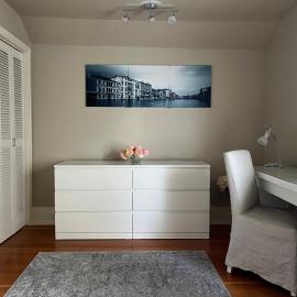 Cozy homestay in the master bedroom of a River Heights home