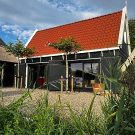 Luxury private farmhouse cottage near Amsterdam plus home cinema, hotell sihtkohas Ilpendam