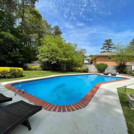 Atlanta Private Pool Retreat 5BR Home Sleeps 14, hotel a Decatur