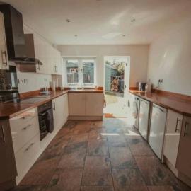 Charming 2 Bedroom Cottage mid town on quiet road, sleeps 4