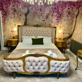 Secret Garden House - 7 bed Manor House with Hot Tub and Magical walled Gardens