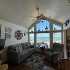 Oceanfront Cabin 9 with Jacuzzi & Awesome Views