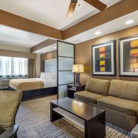 Best Western Plus Lackland Hotel and Suites. – hotel w mieście San Antonio