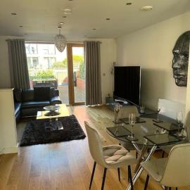 Spacious 3 Bed Modern House, Sleeps 6, Free Parking & Garden, Manchester City Centre
