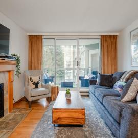 2BR + Den | Woodrun | True Ski-in/out | Free Parking | Pool & Hot Tub | King Bed w/ Ensuite