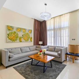Modern 3-Bedroom Villa in Damac Hills 2, Hotel in ‘Ūd al Bayḑāʼ